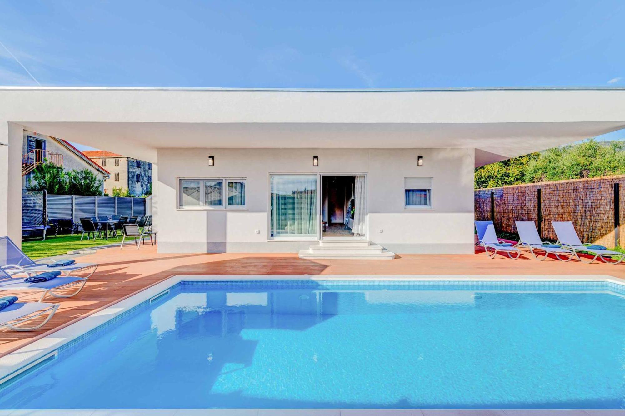 Midnight Moon Villa *